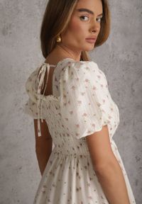 Renee - Jasnobeżowa Rozkloszowana Sukienka z Tencelu w Stylu Baby Doll w Kwiatowy Print Harele. Okazja: na co dzień. Kolor: beżowy. Wzór: nadruk, kwiaty. Typ sukienki: rozkloszowane. Materiał: poliester. Długość rękawa: krótki rękaw. Sezon: lato. Styl: casual. Długość: mini #4