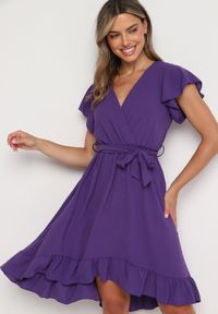 Born2be - Fioletowa Kopertowa Sukienka z Asymetrycznym Dołem Ozdobiona Falbanką z Paskiem w Talii Snidia. Okazja: na co dzień, na spacer. Kolor: fioletowy. Wzór: aplikacja. Sezon: lato. Typ sukienki: asymetryczne, kopertowe. Styl: klasyczny, casual, elegancki #1