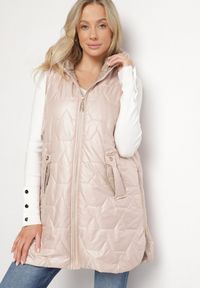 Born2be - Beżowa Długa Kamizelka z Pikowaniem i Ozdobnymi Suwakami Desilla. Okazja: na co dzień. Kolor: beżowy. Materiał: jeans. Długość: długie. Styl: casual #1