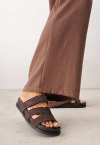 Born2be - Brązowe Płaskie Klapki z Ozdobnymi Wycięciami i Paskiem na Rzep Hisine. Okazja: na co dzień. Kolor: brązowy. Materiał: materiał, jeans. Sezon: lato. Styl: elegancki, casual #6