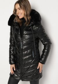 Born2be - Czarna Pikowana Kurtka o Taliowanym Kroju z Kapturem z Futerkiem Naleanna. Okazja: na co dzień. Typ kołnierza: kaptur. Kolor: czarny. Materiał: futro. Styl: casual #3
