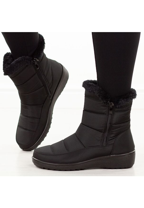 Czarne zimowe wodoodporne śniegowce damskie Jezzi Unisoft 8000. Okazja: na spacer. Kolor: czarny. Materiał: tkanina. Szerokość cholewki: normalna. Sezon: zima. Styl: elegancki, klasyczny