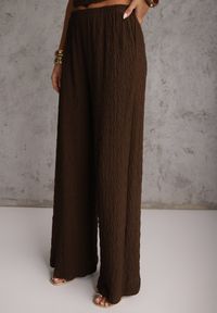 Renee - Brązowy Komplet Spodnie Wide Leg i Top ze Stójką i Drapowaniem w Talii Meridone. Kolor: brązowy. Materiał: materiał #3