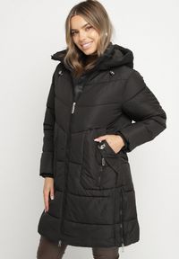 Born2be - Czarna Kurtka Pikowana z Kapturem i Suwakami po Bokach Lindrie. Okazja: na co dzień, na spacer. Typ kołnierza: kaptur. Kolor: czarny. Materiał: poliester, dzianina, jeans. Długość: długie. Styl: casual #1