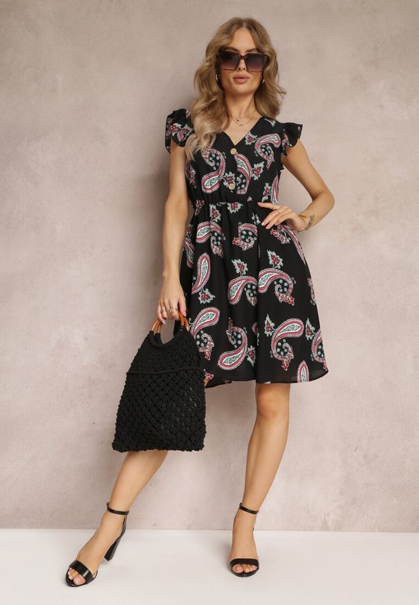 Renee - Czarna Rozkloszowana Sukienka Mini we Wzór Paisley Rachelli. Typ kołnierza: kołnierz z falbankami. Kolor: czarny. Długość rękawa: bez rękawów. Wzór: paisley. Styl: elegancki. Długość: mini