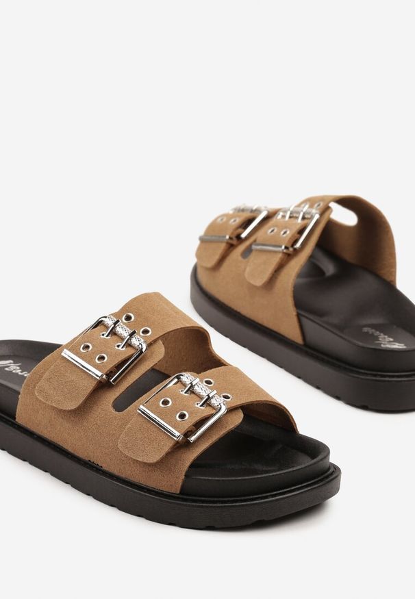 Born2be - Ciemnobeżowe Klapki z Ozdobnymi Klamrami Sistella. Okazja: na spacer. Kolor: beżowy. Materiał: jeans. Wzór: aplikacja. Sezon: lato. Obcas: na płaskiej podeszwie. Styl: elegancki, klasyczny