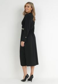 Born2be - Czarna Satynowa Sukienka Midi z Kopertowym Dekoltem i Kołnierzykiem Hartho. Kolor: czarny. Materiał: satyna. Wzór: aplikacja. Typ sukienki: kopertowe. Długość: midi #3