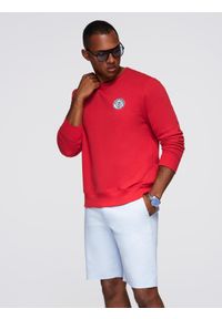 Ombre Clothing - Nierozpinana męska bluza dresowa z naszywką w stylu college – czerwona V1. Okazja: na uczelnię, na co dzień. Kolor: czerwony. Materiał: dresówka. Wzór: aplikacja. Styl: sportowy, casual, elegancki #5