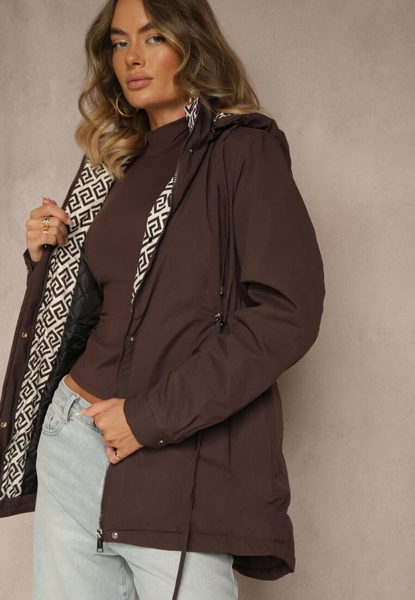 Renee - Brązowa Kurtka Parka z Kapturem w Oryginalny Wzór Wewnątrz Tiosara. Okazja: na co dzień, na spacer. Typ kołnierza: kaptur. Kolor: brązowy. Materiał: jeans. Wzór: aplikacja. Styl: casual