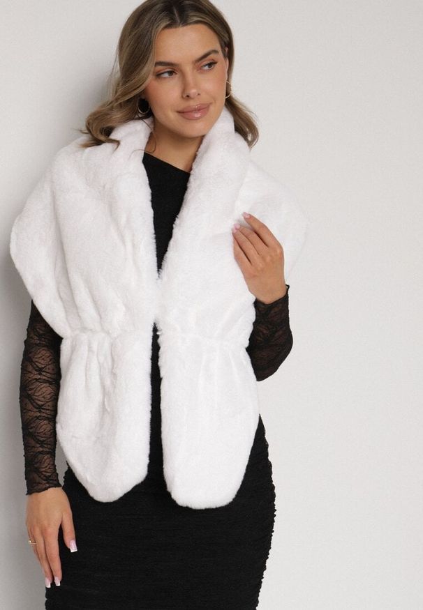Born2be - Białe Futrzane Ponczo Narzutka Bralinne. Kolor: biały. Materiał: futro