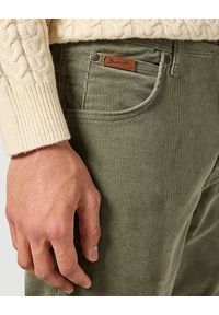 Wrangler - WRANGLER MĘSKIE SPODNIE SZTRUKSOWE TEXAS SLIM DUSTY OLIVE 112358038. Materiał: sztruks #2