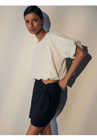 Reserved - Spódnica mini z ozdobnym marszczeniem - czarny. Kolor: czarny. Materiał: tkanina, bawełna