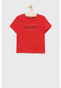 Calvin Klein Jeans t-shirt bawełniany dziecięcy kolor czerwony z nadrukiem. Okazja: na co dzień. Kolor: czerwony. Materiał: bawełna. Wzór: nadruk. Styl: casual