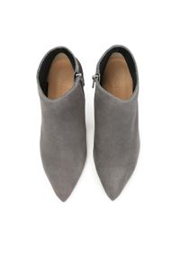 Kazar - Szare zamszowe botki na słupkowym obcasie. Kolor: szary. Materiał: zamsz. Szerokość cholewki: normalna. Obcas: na obcasie. Styl: klasyczny. Wysokość obcasa: średni #4