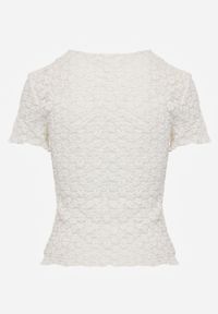 Born2be - Biała Koronkowa Bluzka o Dopasowanym Kroju z Krótkim Rękawem Noessa. Okazja: na co dzień. Kolor: biały. Materiał: koronka. Długość rękawa: krótki rękaw. Długość: krótkie. Wzór: koronka. Sezon: lato. Styl: casual #4