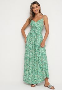 Born2be - Zielona Sukienka Bawełniana na Regulowanych Ramiączkach Risamasi. Okazja: na co dzień. Typ kołnierza: dekolt w kształcie V. Kolor: zielony. Materiał: bawełna. Długość rękawa: na ramiączkach. Sezon: lato. Styl: casual, klasyczny #1