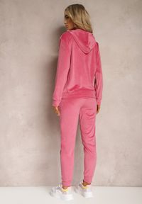 Renee - Różowy Dresowy Komplet z Weluru Klasyczne Spodnie i Bluza Ozdobiona Napisem z Brokatem Nerissali. Kolor: różowy. Materiał: dresówka, welur. Wzór: napisy, aplikacja #2
