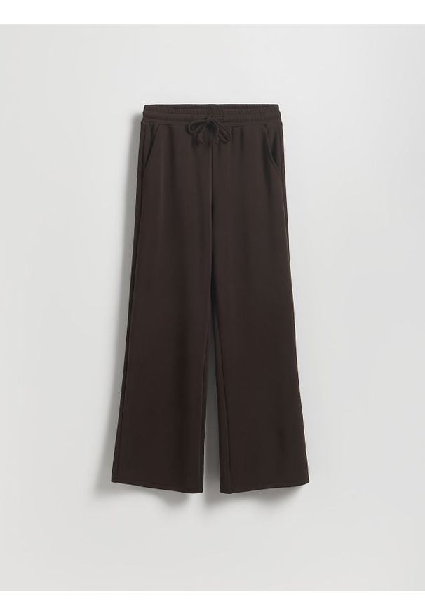 Reserved - Spodnie z szeroką nogawką - ciemnobrązowy. Kolor: brązowy. Materiał: dzianina