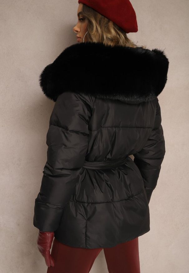 Renee - Czarna Kurtka Pikowana z Kapturem i Odpinanym Kołnierzem Wiązana w Pasie Sialwenna. Typ kołnierza: kaptur. Kolor: czarny. Materiał: jeans, futro. Styl: elegancki