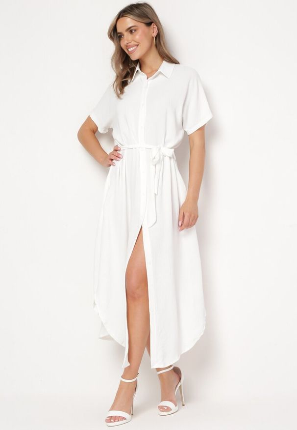Born2be - Biała Sukienka Wiskozowa o Luźnym Koszulowym Kroju Wiązana w Talii Rionella. Kolor: biały. Materiał: wiskoza. Długość rękawa: krótki rękaw. Sezon: lato. Typ sukienki: koszulowe. Styl: klasyczny