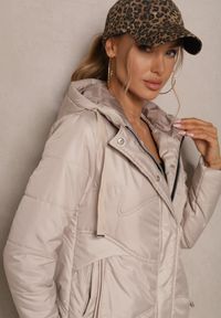 Renee - Beżowa Kurtka z Pikowanymi Przeszyciami i Kapturem Zdobiona Sznurkami Evivienne. Okazja: na co dzień, na spacer. Kolor: beżowy. Materiał: dzianina, poliester, jeans. Wzór: aplikacja. Styl: klasyczny, casual