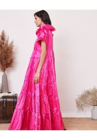 BY CABO - Rozkloszowana sukienka maxi SAINT TROPEZ. Kolor: różowy, wielokolorowy, fioletowy. Materiał: bawełna, materiał. Wzór: aplikacja. Typ sukienki: rozkloszowane. Długość: maxi #3