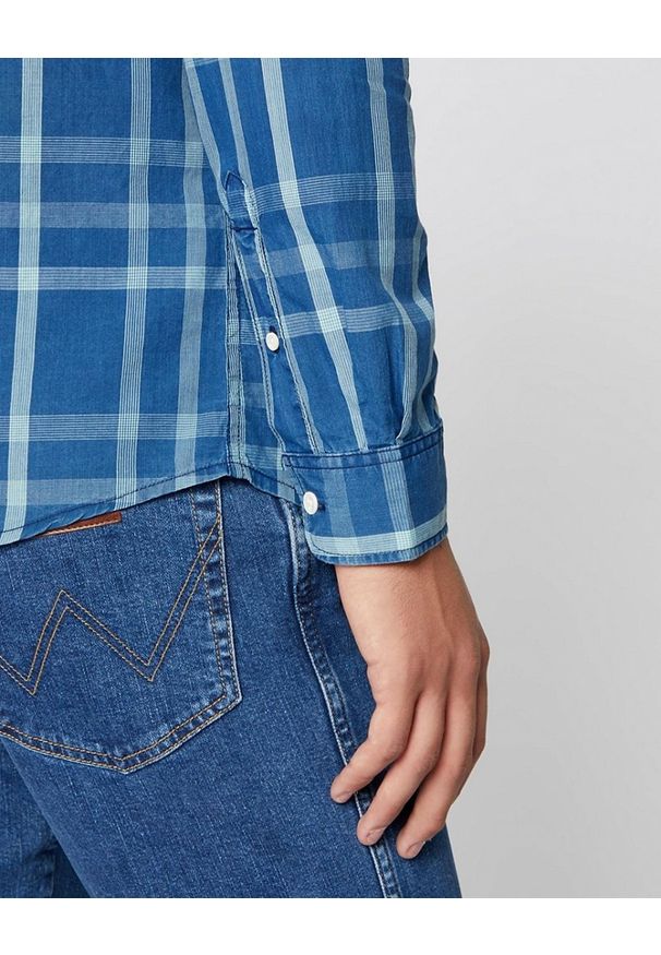 Wrangler - KOSZULA MĘSKA WRANGLER LS 1PKT BUTTON DOWN BLUE TOPAZ W5A36CB12 112130014. Typ kołnierza: button down