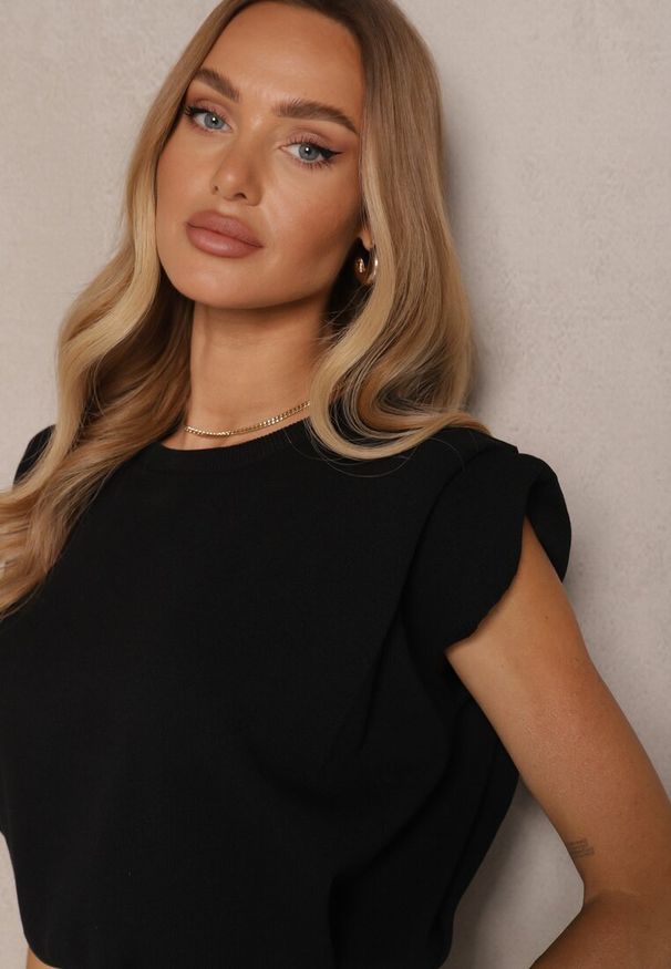 Renee - Czarna Bluzka z Dzianiny z Wiskozą o Klasycznym Kroju Bez Rękawów Janilea. Okazja: na co dzień. Kolor: czarny. Materiał: dzianina, wiskoza. Długość rękawa: bez rękawów. Styl: klasyczny