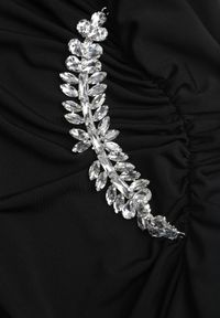 Renee - Czarna Koktajlowa Sukienka z Drapowaniem i Aplikacją z Cyrkoniami Corirephis. Kolor: czarny. Materiał: tkanina. Wzór: aplikacja. Typ sukienki: dopasowane. Styl: wizytowy #4