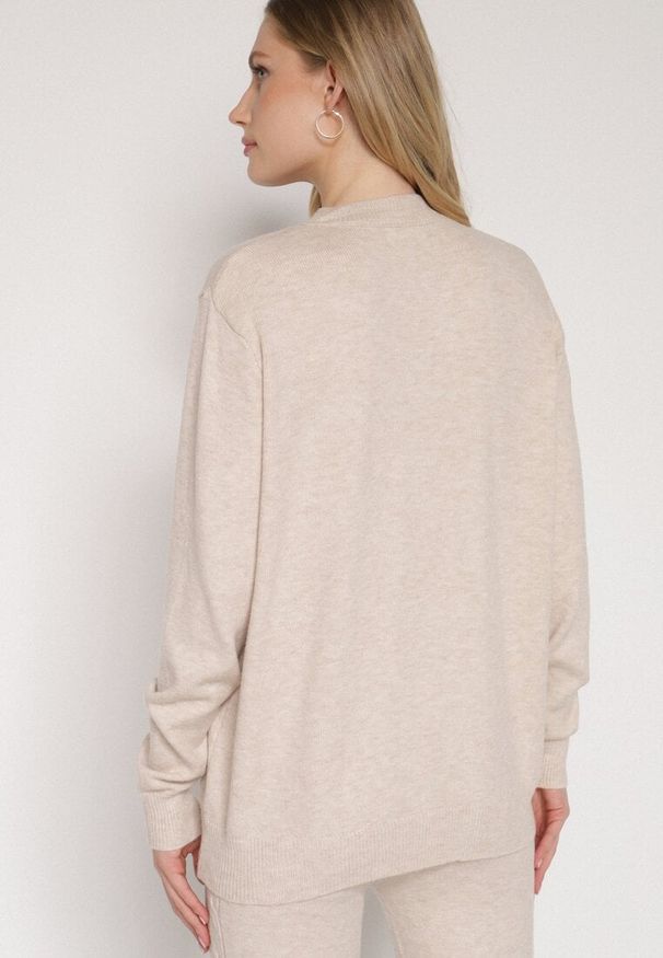 Born2be - Beżowy Casualowy Sweter z Wełną i Bawełną Nedalla. Okazja: na co dzień. Kolor: beżowy. Materiał: wełna, bawełna. Długość rękawa: długi rękaw. Długość: długie. Styl: casual