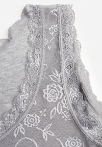 Renee - Ciemnoszary Top z Bawełny Ozdobiony u Góry Koronką Berice. Kolor: szary. Materiał: bawełna, koronka. Wzór: aplikacja, koronka #2