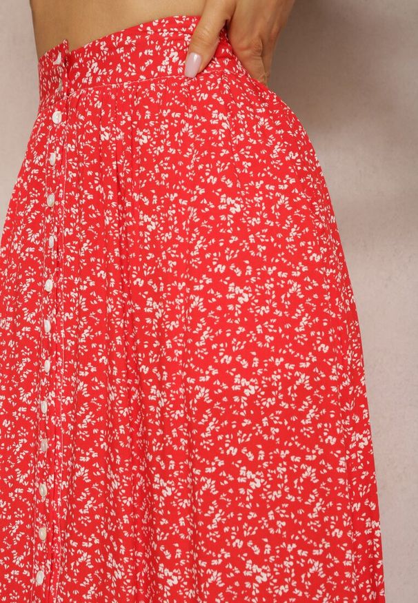 Renee - Czerwona Maxi Spódnica Rozkloszowana w Kwiaty z Guzikami Kessame. Okazja: na co dzień, na spacer. Kolor: czerwony. Wzór: kwiaty. Sezon: lato. Styl: casual