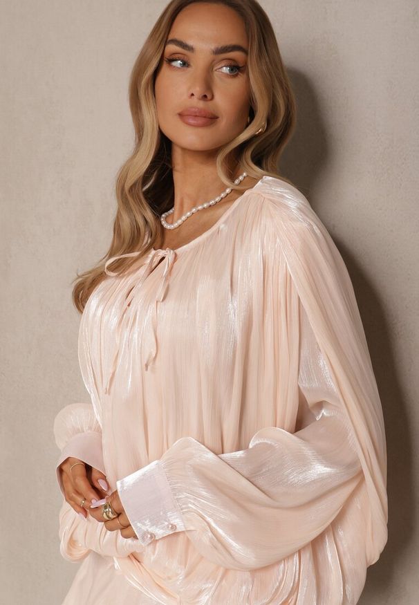 Renee - Beżowa Bufiasta Sukienka Zdobiona Trenem i Wiązaniem z Falbanami Lunoriela. Okazja: na imprezę. Kolor: beżowy. Materiał: zamsz. Wzór: aplikacja. Styl: klasyczny, elegancki