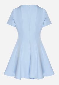 Born2be - Jasnoniebieska Rozkloszowana Sukienka z Krótkim Rękawem i Ozdobnymi Przeszyciami Meporea. Okazja: na co dzień. Kolor: niebieski. Długość rękawa: krótki rękaw. Styl: klasyczny, casual, elegancki #6