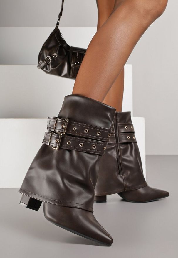 Renee - Brązowe Botki Kowbojki na Słupku Ozdobione Klamrami i Wywiniętą Cholewką Codvire. Okazja: na co dzień. Zapięcie: klamry. Kolor: brązowy. Materiał: jeans. Szerokość cholewki: normalna. Wzór: aplikacja. Obcas: na słupku. Styl: casual