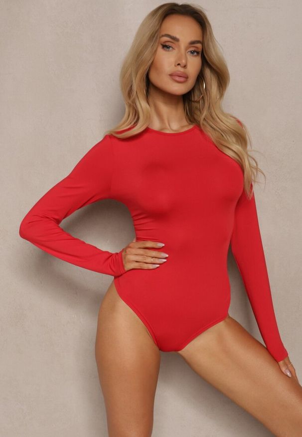 Renee - Czerwone Body z Wiskozą i Odkrytymi Plecami Riatria. Okazja: na co dzień. Kolor: czerwony. Materiał: wiskoza. Długość rękawa: długi rękaw. Długość: długie. Styl: klasyczny, elegancki, casual