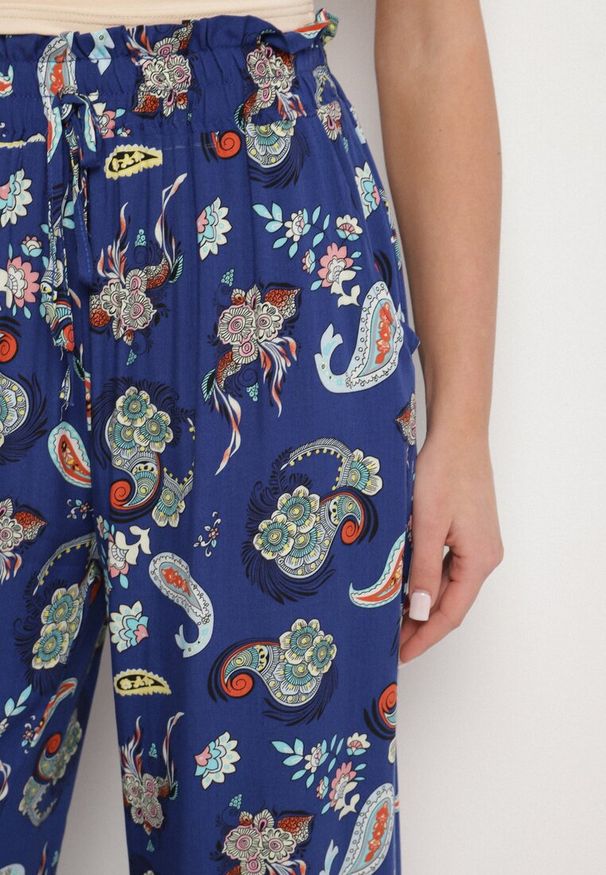 Born2be - Niebieskie Spodnie z Bawełny z w Stylu Boho z Szerokimi Nogawkami i Gumką w Talii Jelvia. Okazja: na co dzień. Kolor: niebieski. Materiał: bawełna. Sezon: wiosna, lato. Styl: boho