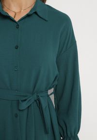 Born2be - Ciemnozielona Koszulowa Sukienka z Wiązanym Paskiem Stevania. Kolor: zielony. Materiał: materiał. Typ sukienki: koszulowe. Długość: mini #2