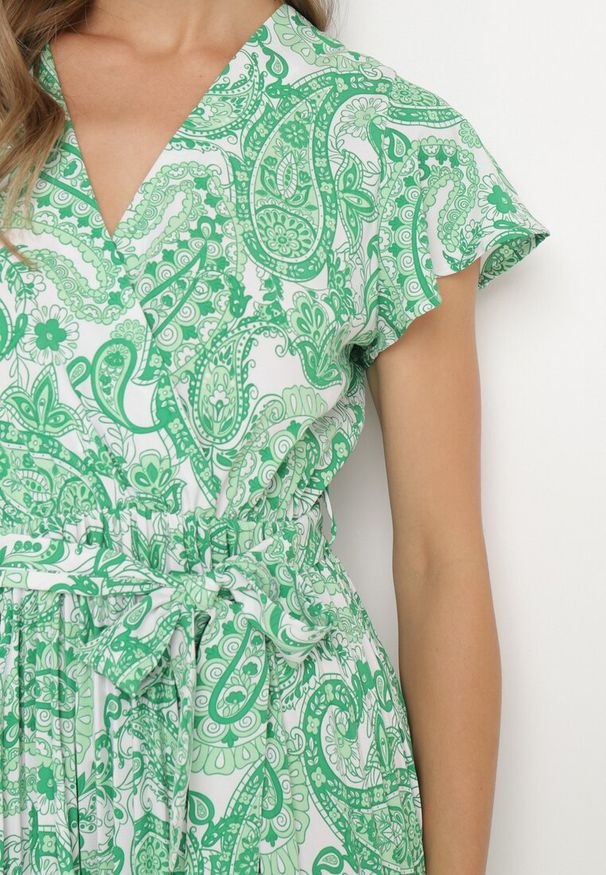 Born2be - Zielona Sukienka z Kopertowym Dekoltem z Gumką w Talii i Materiałowym Paskiem Xelovia. Okazja: na co dzień. Kolor: zielony. Materiał: materiał. Typ sukienki: kopertowe. Styl: casual, elegancki