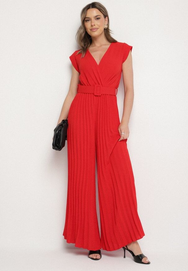 Born2be - Czerwony Kombinezon o Kopertowym Kroju z Plisami i Paskiem w Talii Salivania. Okazja: na ślub cywilny, na imprezę, na wesele, na studniówkę. Kolor: czerwony. Styl: klasyczny, elegancki
