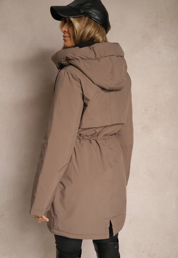 Renee - Brązowa Kurtka Parka ze Ściągaczami w Talii i Kapturem Zdobiona Zawieszką Zeriena. Okazja: na co dzień. Kolor: brązowy. Materiał: jeans. Długość rękawa: długi rękaw. Długość: długie. Wzór: aplikacja. Styl: elegancki, casual