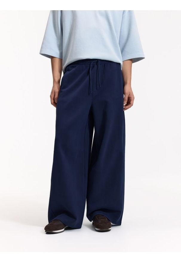 Reserved - Spodnie loose fit - granatowy. Kolor: niebieski. Materiał: dzianina, bawełna
