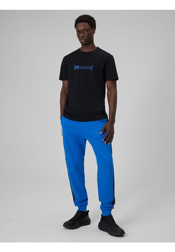 4f - 4F T-shirt regular z nadrukiem męski - czarny M. Okazja: na co dzień, na spacer. Kolor: czarny. Materiał: dzianina, bawełna. Wzór: nadruk. Styl: casual