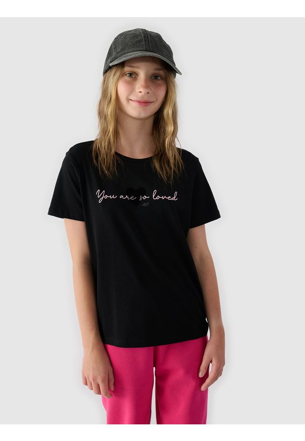 4f - 4F T-shirt z nadrukiem dziewczęcy - czarny 134 (8-9 lat). Okazja: na co dzień. Kolor: czarny. Materiał: jersey, bawełna, dzianina. Długość rękawa: krótki rękaw. Długość: krótkie. Wzór: nadruk. Sezon: lato. Styl: sportowy, klasyczny, casual