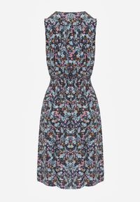 Born2be - Granatowa Sukienka Midi z Gumkami w Pasie i Kopertowym Dekoltem Feseti. Okazja: na co dzień. Typ kołnierza: dekolt kopertowy. Kolor: niebieski. Typ sukienki: kopertowe. Styl: casual, elegancki. Długość: midi #2