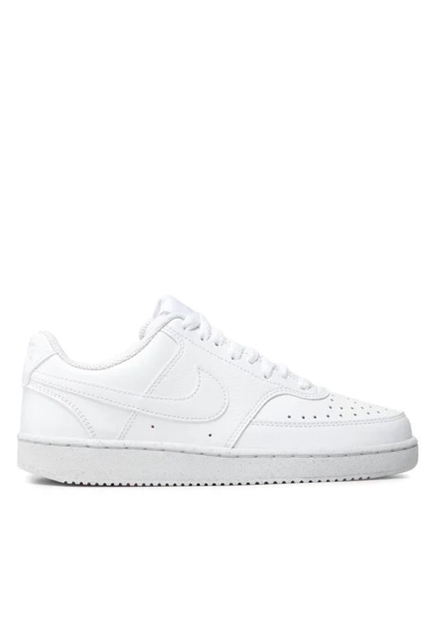 Nike - NIKE COURT VISION LO BE Sneakersy damskie. Okazja: na spacer, na co dzień, na uczelnię, do pracy. Kolor: biały. Materiał: guma, skóra, syntetyk. Szerokość cholewki: normalna. Sezon: lato. Model: Nike Court. Sport: turystyka piesza