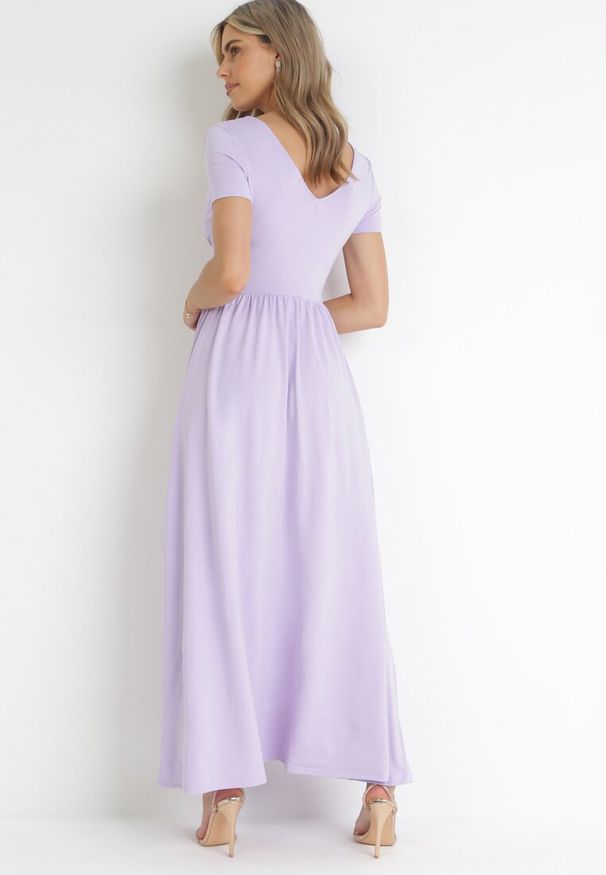Born2be - Fioletowa Rozkloszowana Sukienka Maxi z Głębokim Dekoltem z Rozcięciem Wyla. Kolor: fioletowy. Długość rękawa: krótki rękaw. Sezon: wiosna, lato. Długość: maxi