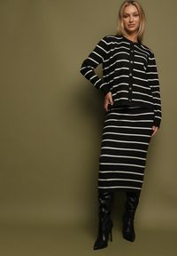Born2be - Czarny Komplet z Wiskozą Bluzka z Guzikami i Spódnica w Paski Asirrise. Kolor: czarny. Materiał: wiskoza. Wzór: paski