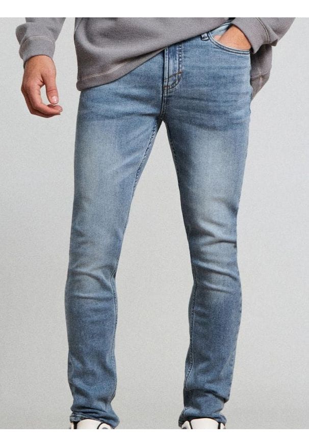 Sinsay - Spodnie jeansowe super skinny - niebieski. Kolor: niebieski