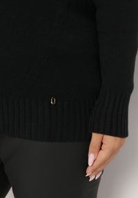 Born2be - Czarny Sweter z Przeszyciami Maialle. Kolor: czarny. Długość rękawa: długi rękaw. Długość: długie. Styl: klasyczny